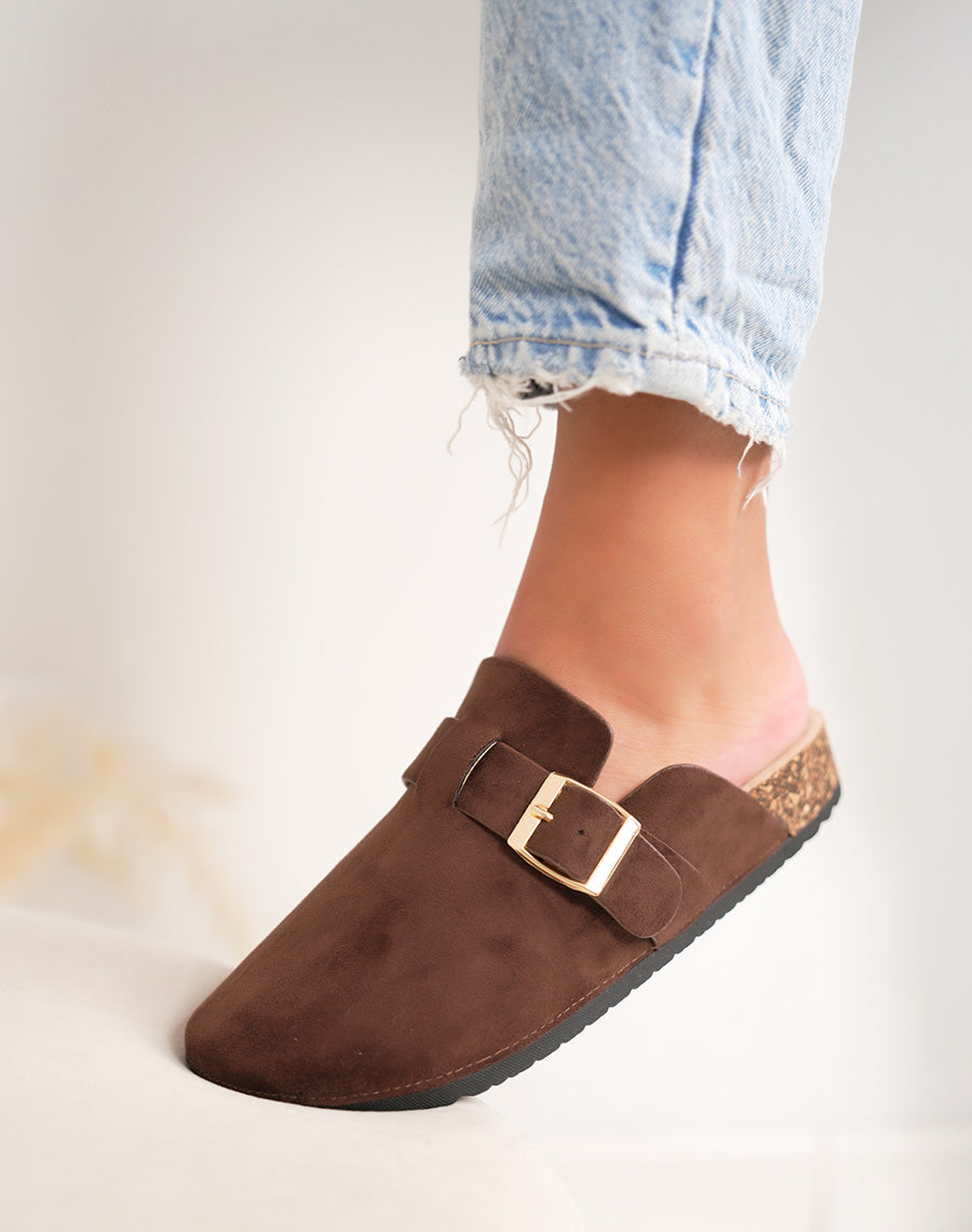 Mules femme marron en suédine avec boucle dorée