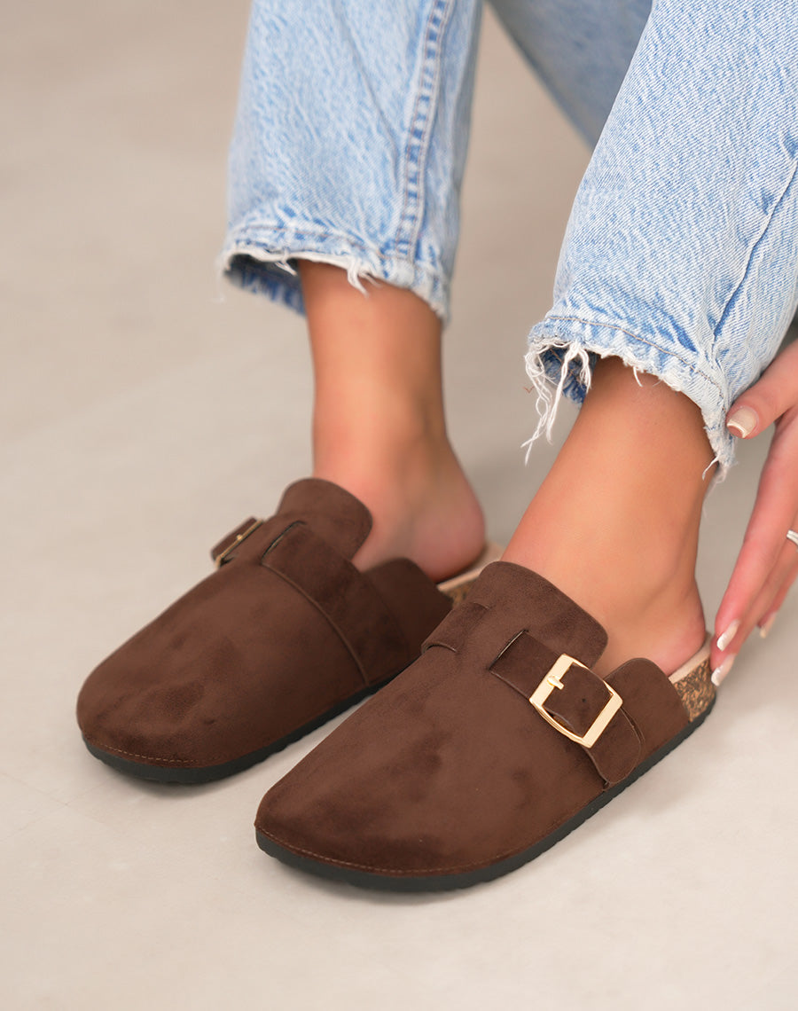 Mules femme marron en suédine avec boucle dorée