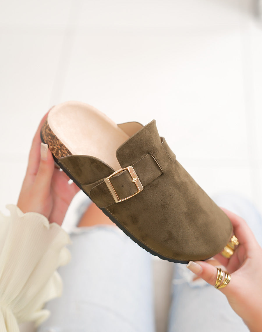 Mules femme vert kaki en suédine avec boucle dorée