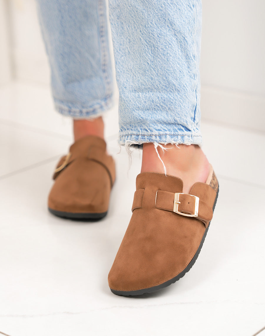 Mules femme marron clair en suédine avec boucle dorée