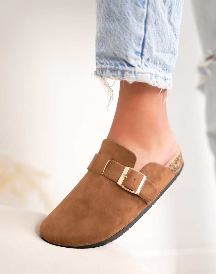 Mules femme marron clair en suédine avec boucle dorée