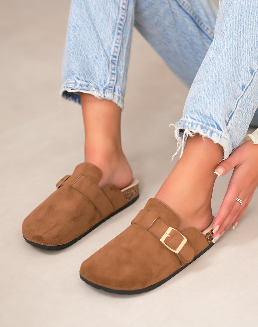 Mules femme marron clair en suédine avec boucle dorée