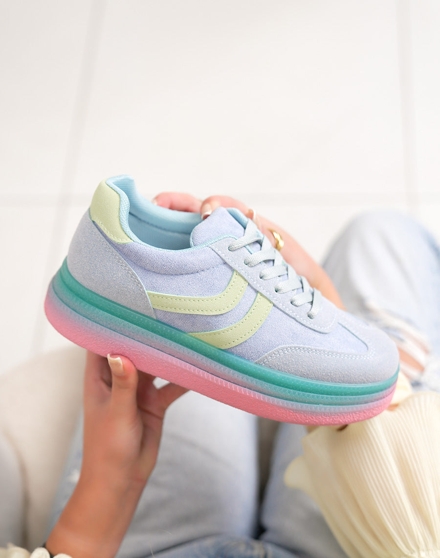 Basket femme bleue pastel tendance à plateforme avec semelle turquoise et rose