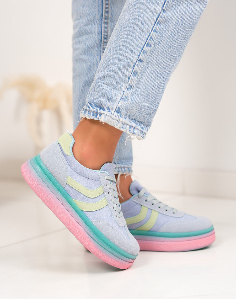 Basket femme bleue pastel tendance à plateforme avec semelle turquoise et rose
