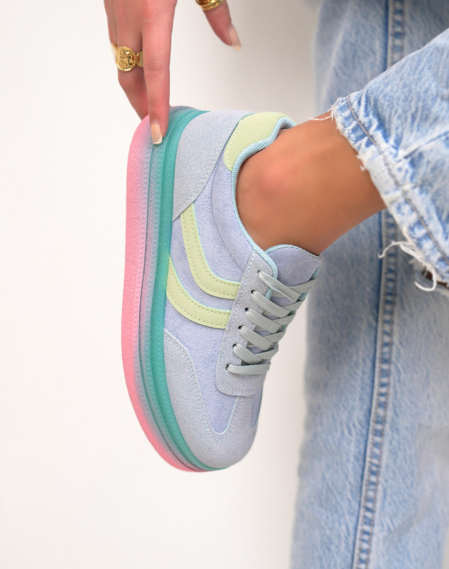 Basket femme bleue pastel tendance à plateforme avec semelle turquoise et rose