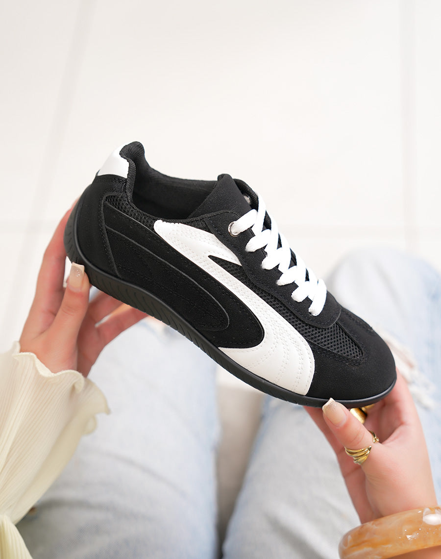 Basket femme noire tendance empiècements blancs sport chic confortable