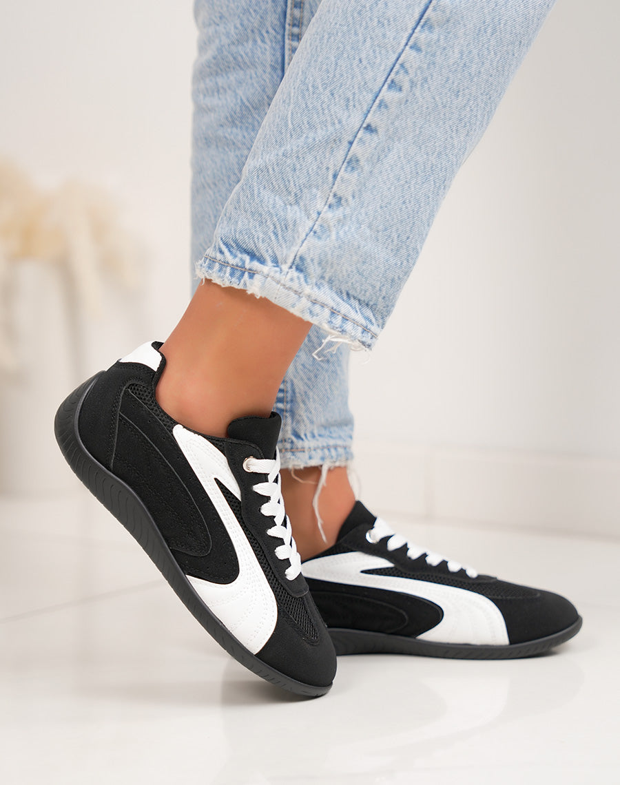 Basket femme noire tendance empiècements blancs sport chic confortable