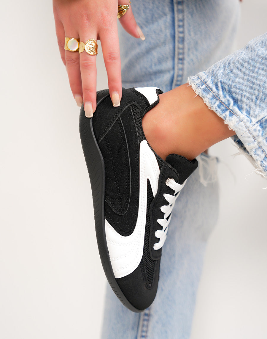 Basket femme noire tendance empiècements blancs sport chic confortable