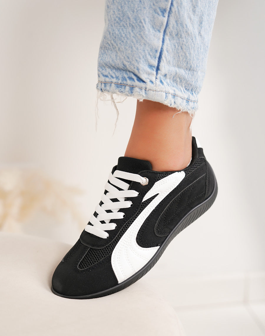 Basket femme noire tendance empiècements blancs sport chic confortable