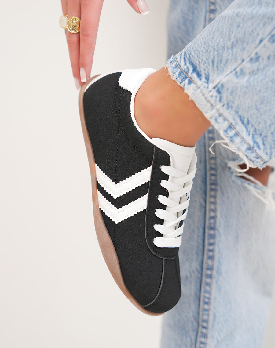 Baskets femme noires tendance à empiècement blanc style sportif chic
