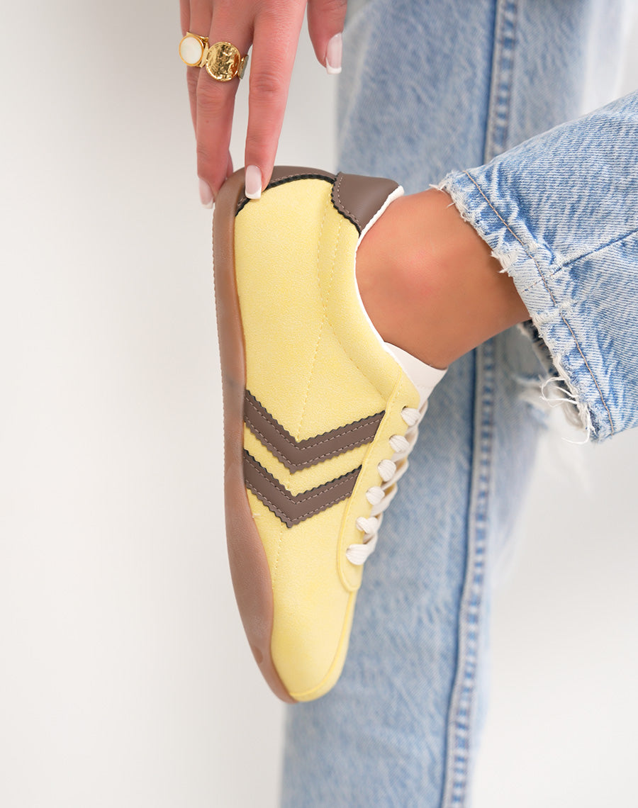 Baskets femme jaunes tendance à empiècements marron style rétro