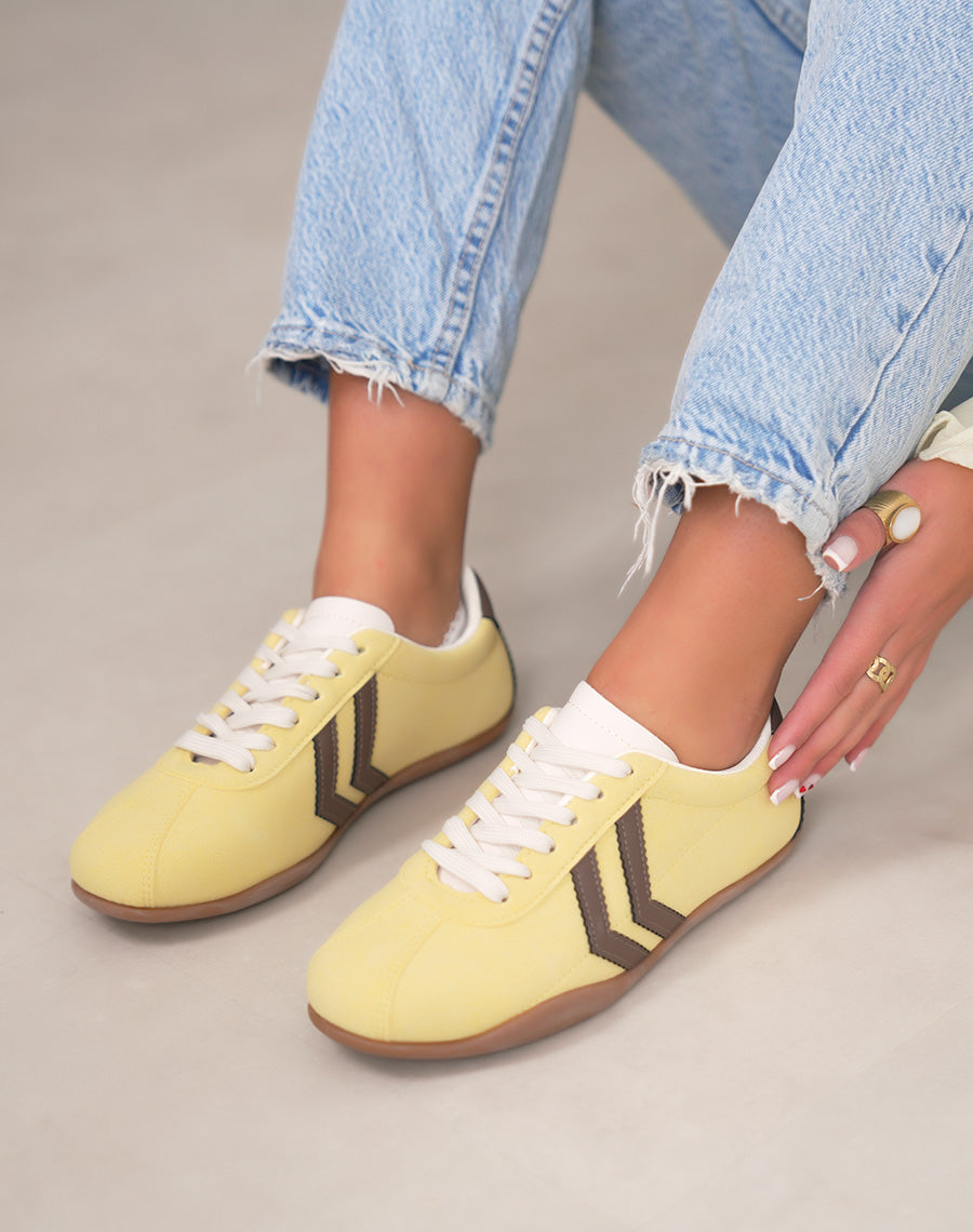 Baskets femme jaunes tendance à empiècements marron style rétro
