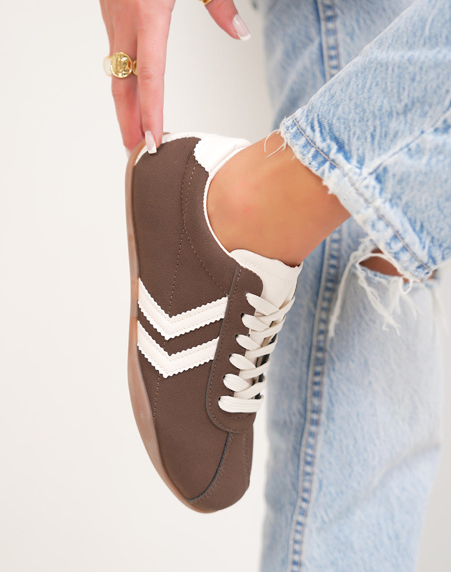 Baskets femme marron élégantes à empiècement beige clair style rétro