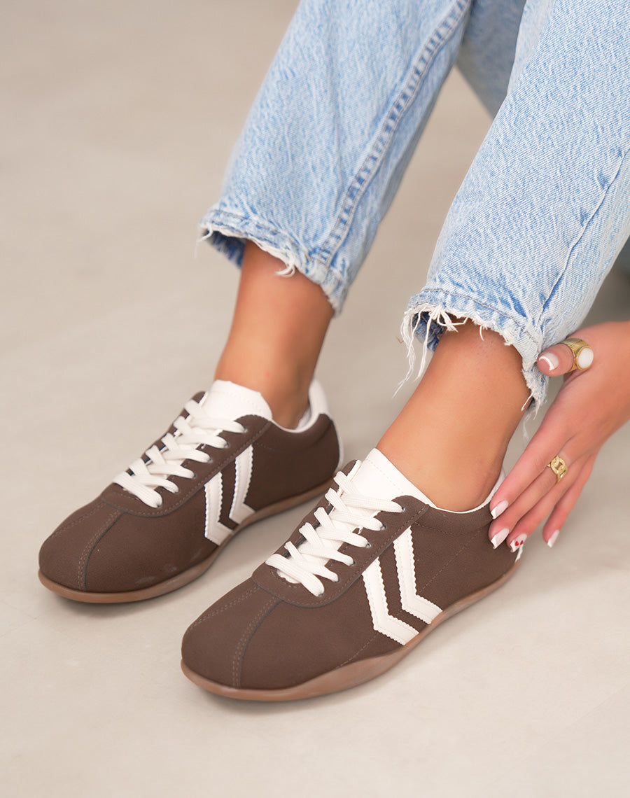Baskets femme marron élégantes à empiècement beige clair style rétro