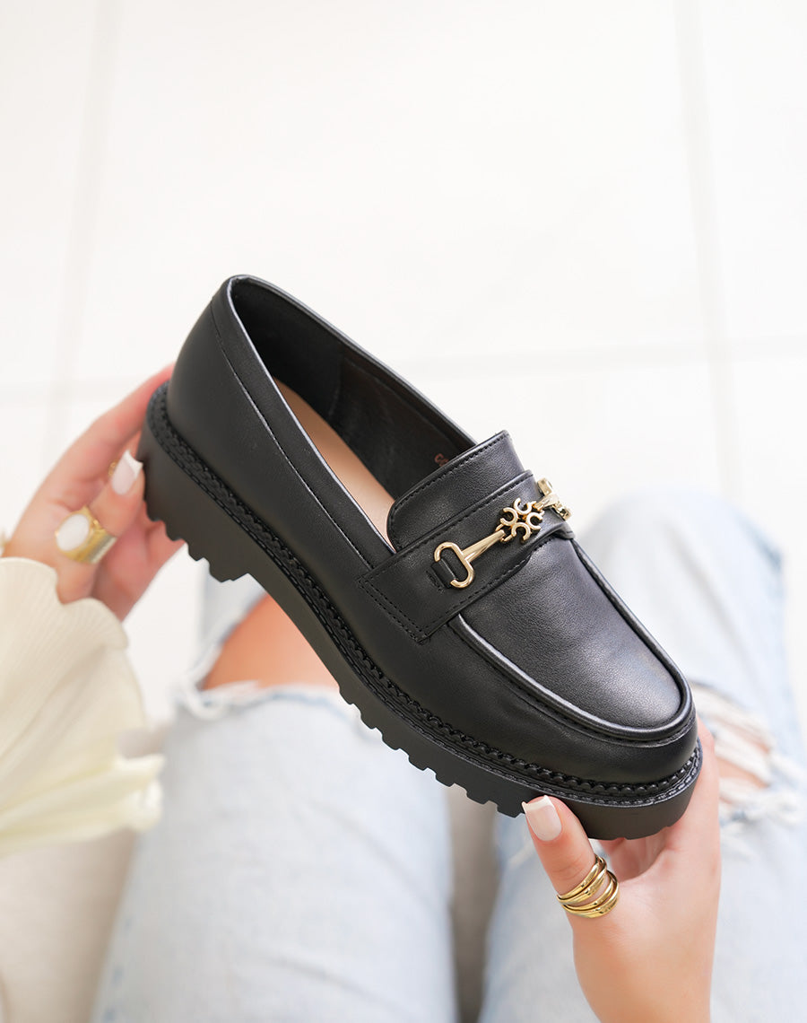 Mocassins femme noir tendance à petite plateforme avec bijou doré et semelle crantée