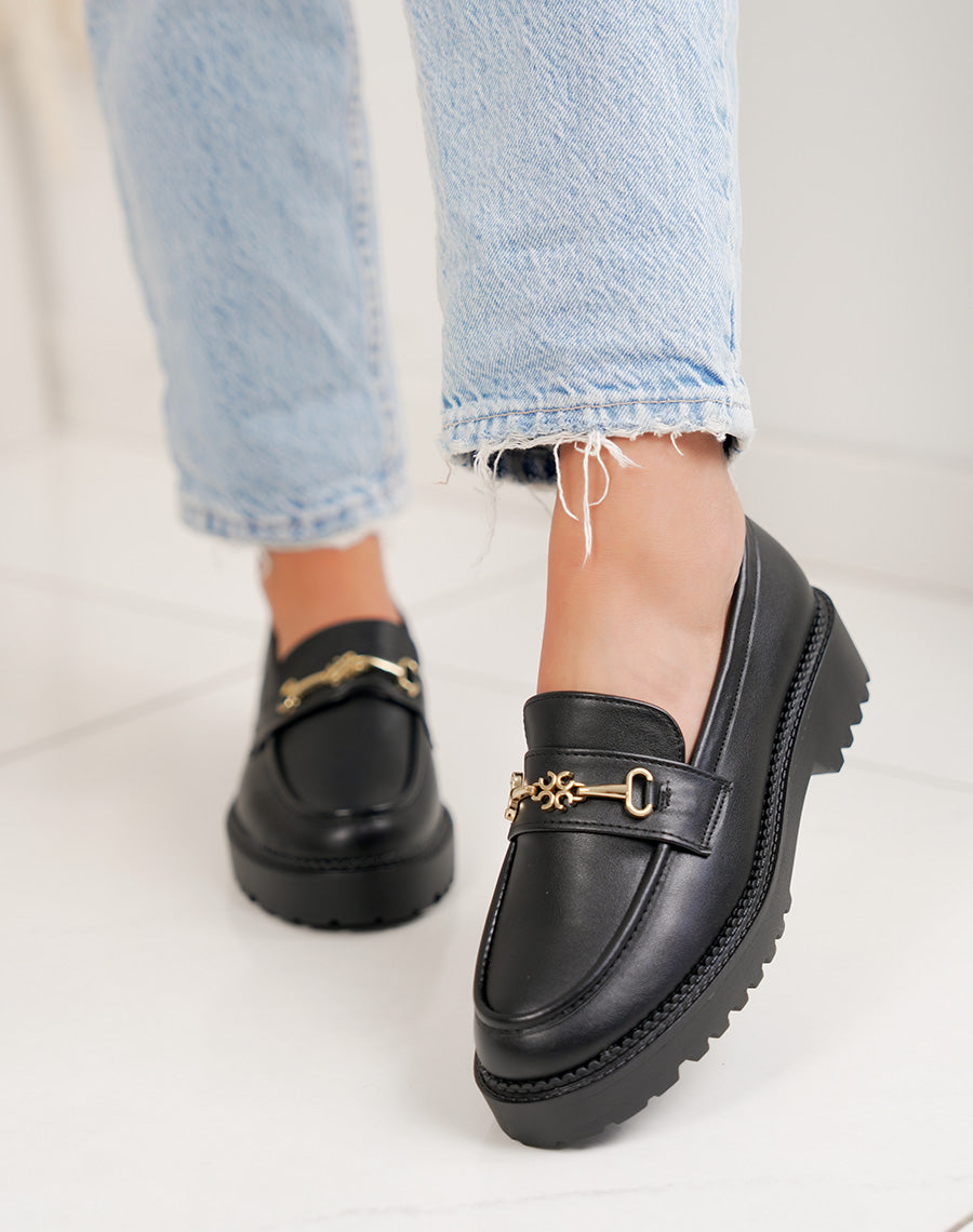 Mocassins femme noir tendance à petite plateforme avec bijou doré et semelle crantée