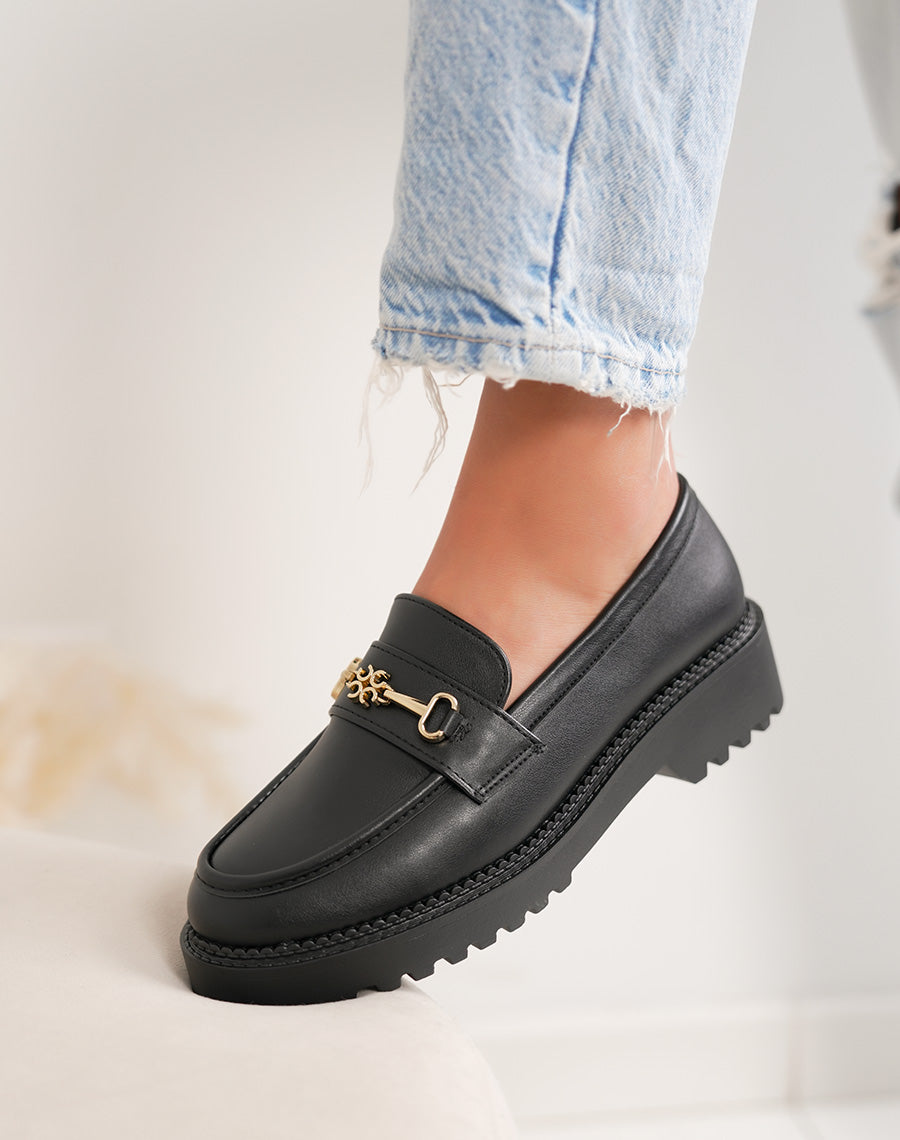 Mocassins femme noir tendance à petite plateforme avec bijou doré et semelle crantée