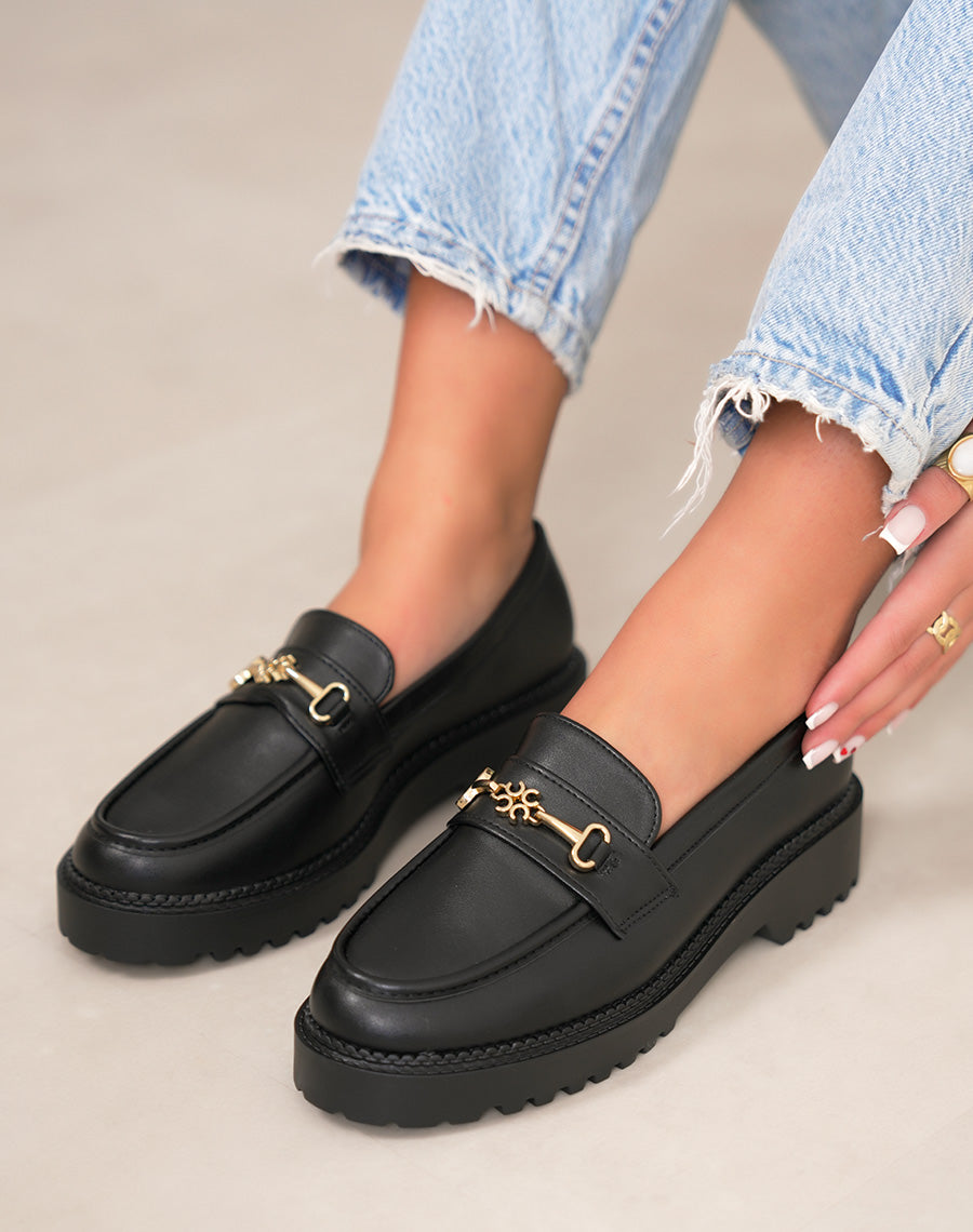 Mocassins femme noir tendance à petite plateforme avec bijou doré et semelle crantée