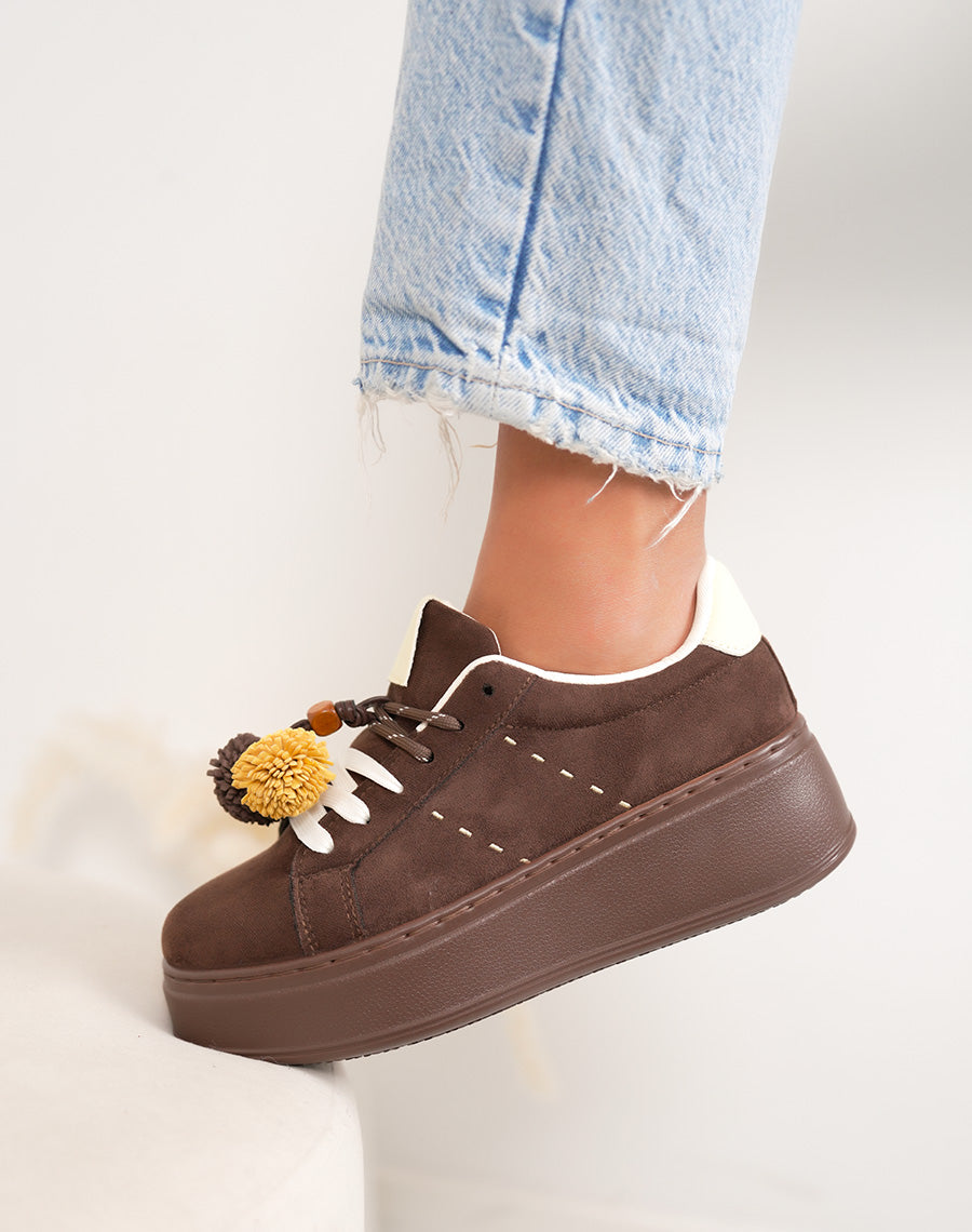 Basket femme marron tendance en suédine à plateforme avec pompon décoratif