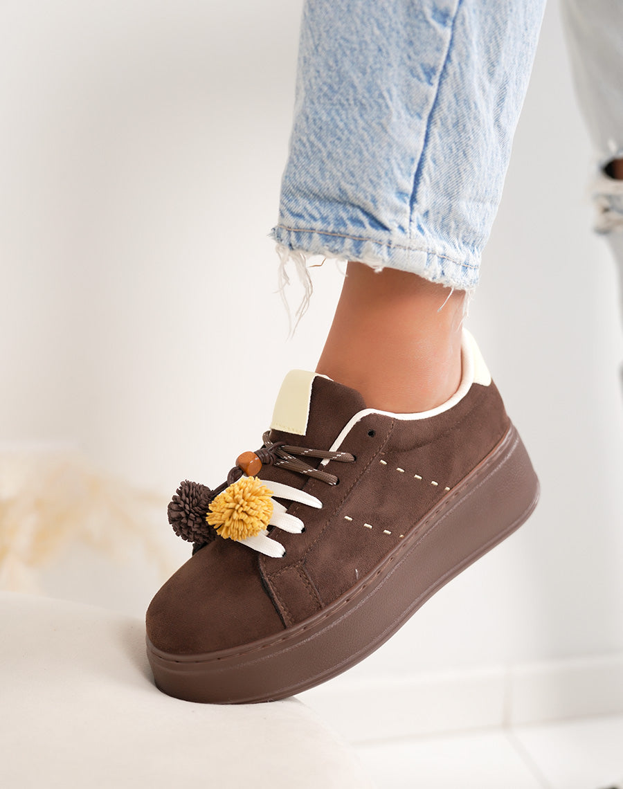 Basket femme marron tendance en suédine à plateforme avec pompon décoratif