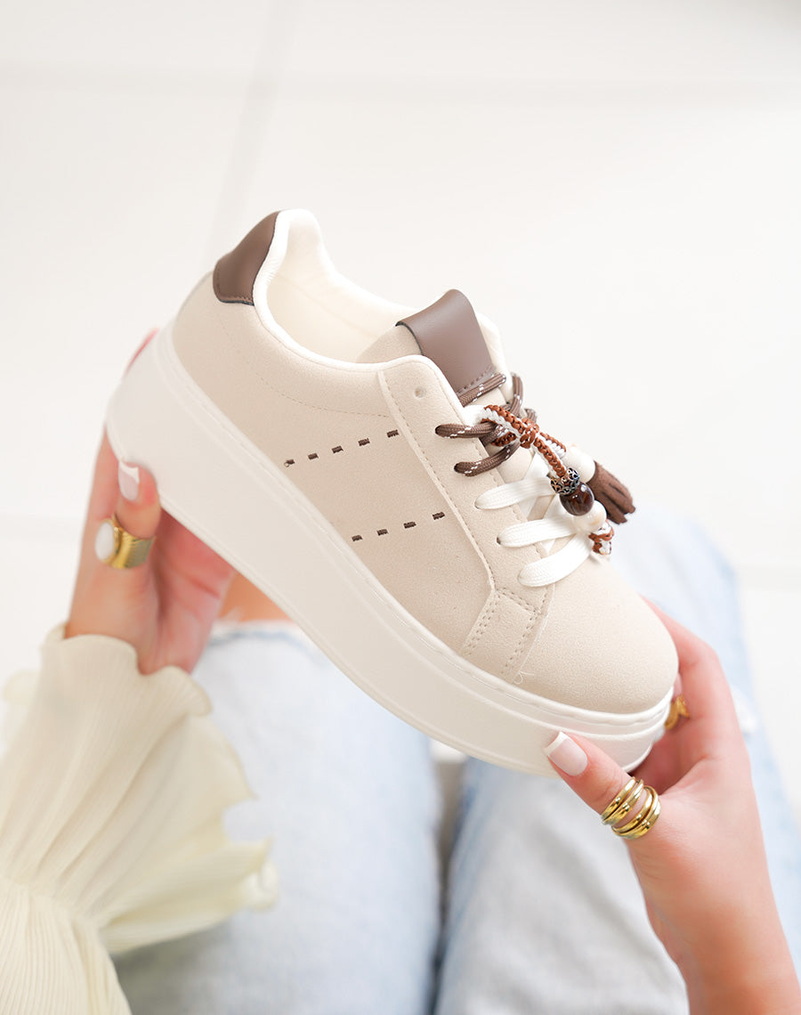 Basket femme beige tendance en suédine à plateforme avec pompon décoratif
