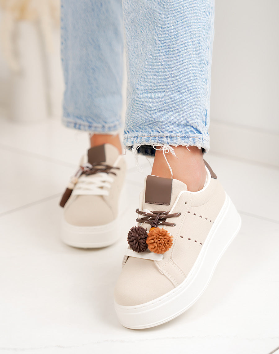 Basket femme beige tendance en suédine à plateforme avec pompon décoratif