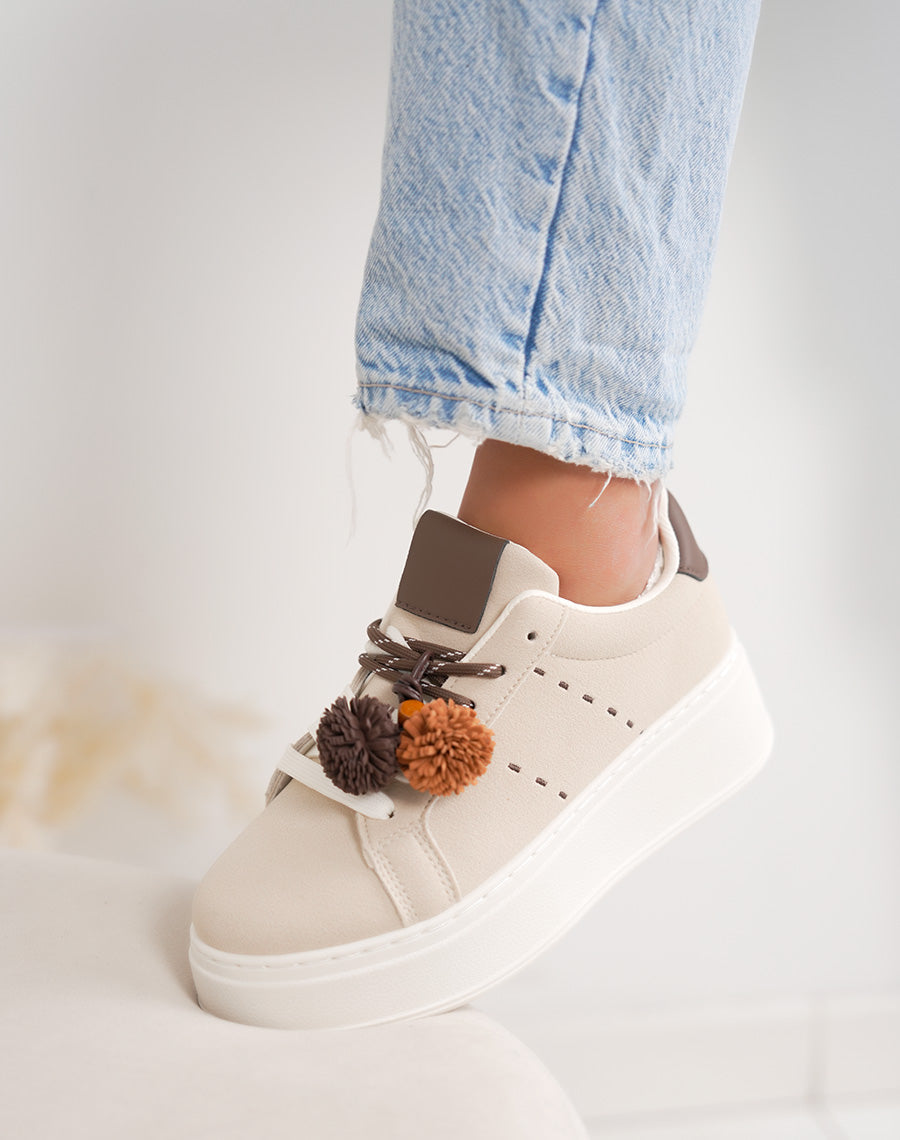 Basket femme beige tendance en suédine à plateforme avec pompon décoratif