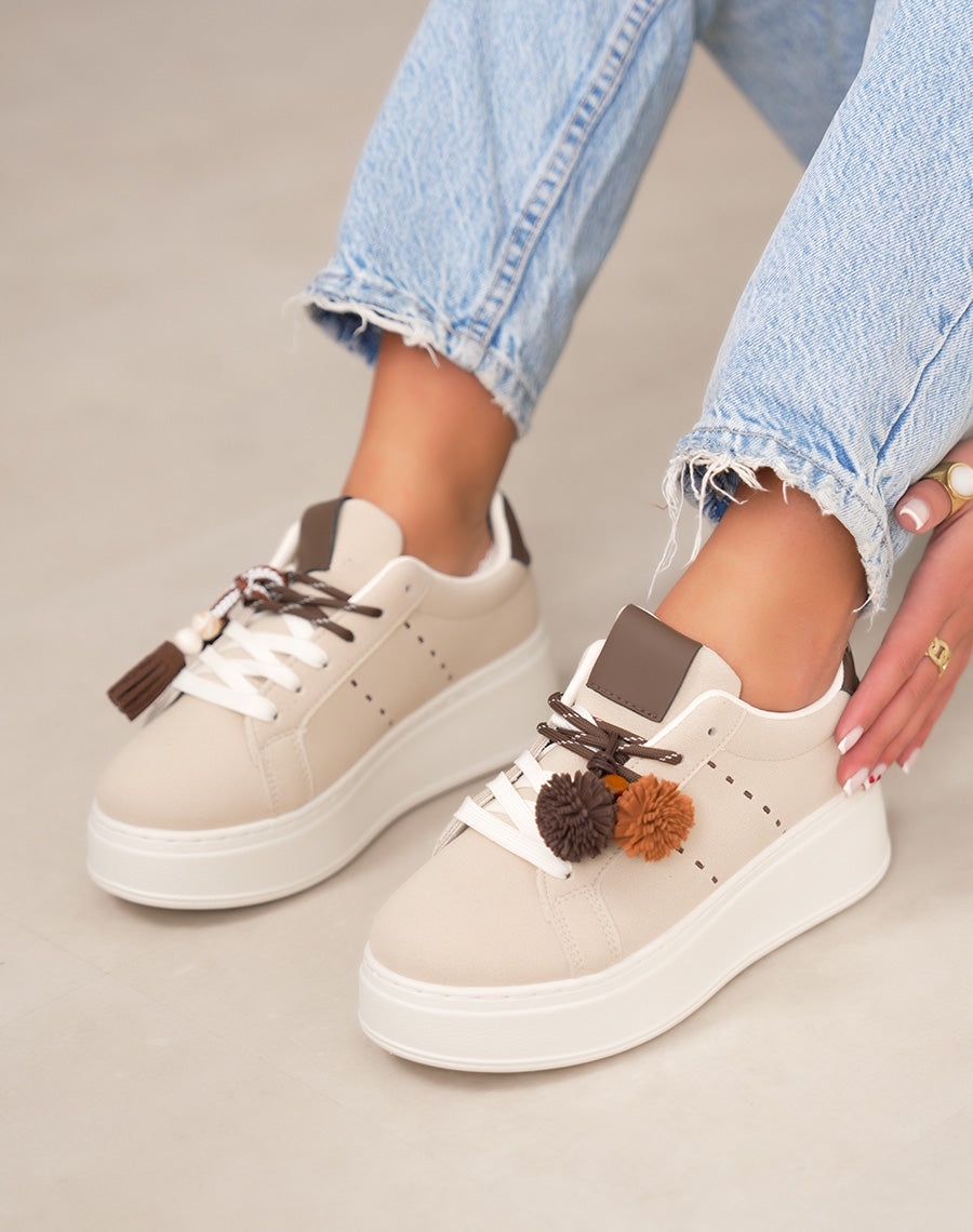 Basket femme beige tendance en suédine à plateforme avec pompon décoratif