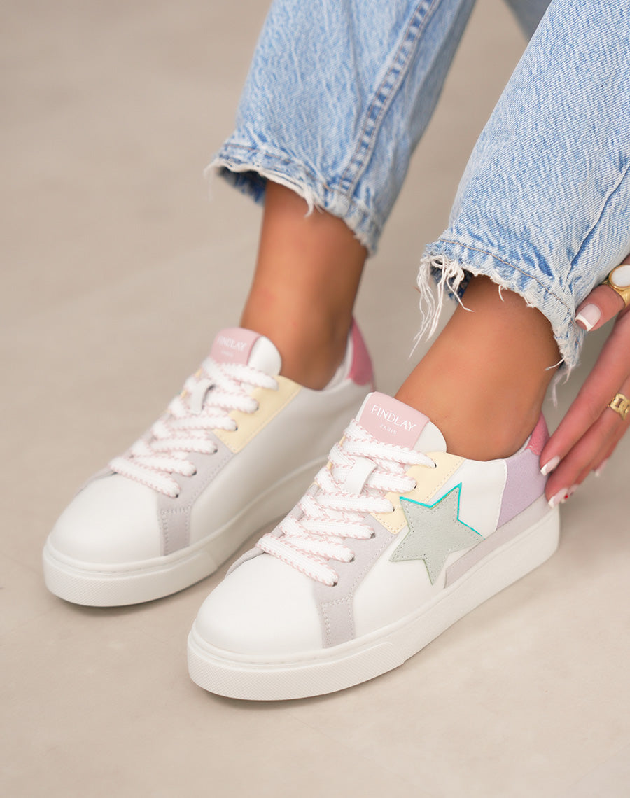Basket femme blanche tendance pastel à empiècements colorés avec lacets rose et blanc