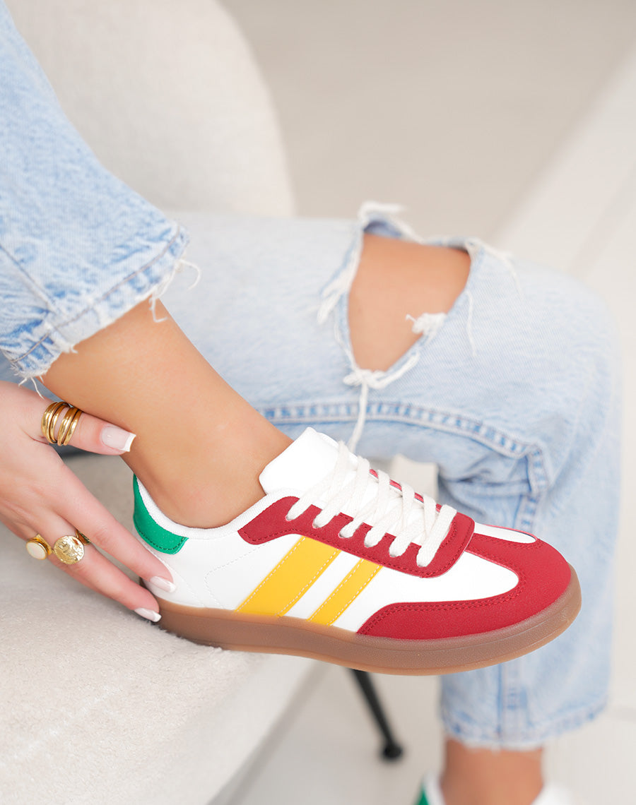 Basket femme blanche tendance à empiècements bordeaux, jaune et vert style rétro