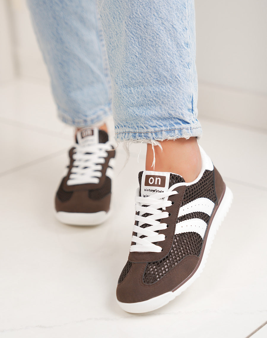 Basket femme marron tendance avec empiècements blancs style rétro