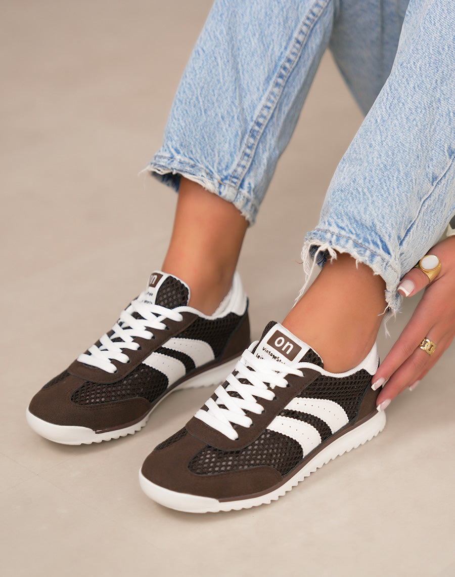 Basket femme marron tendance avec empiècements blancs style rétro