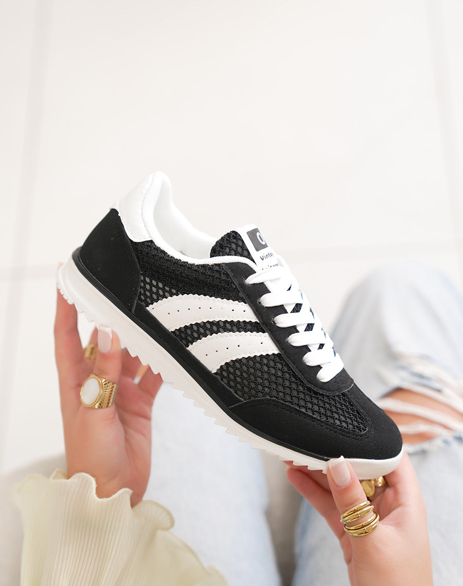 Basket femme noire tendance à empiècements blancs style rétro chic