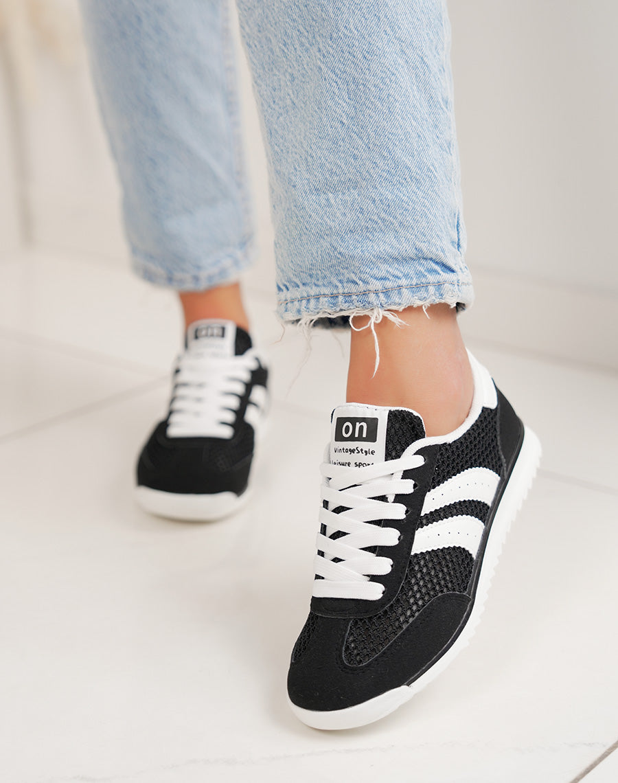Basket femme noire tendance à empiècements blancs style rétro chic