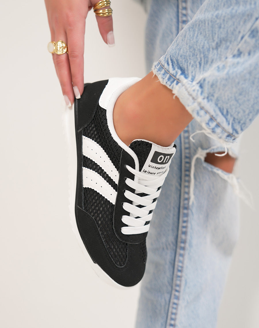 Basket femme noire tendance à empiècements blancs style rétro chic