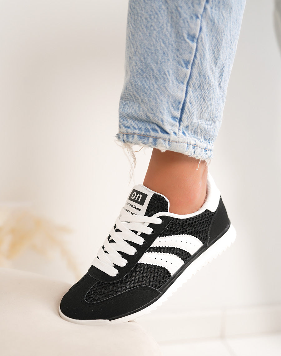 Basket femme noire tendance à empiècements blancs style rétro chic