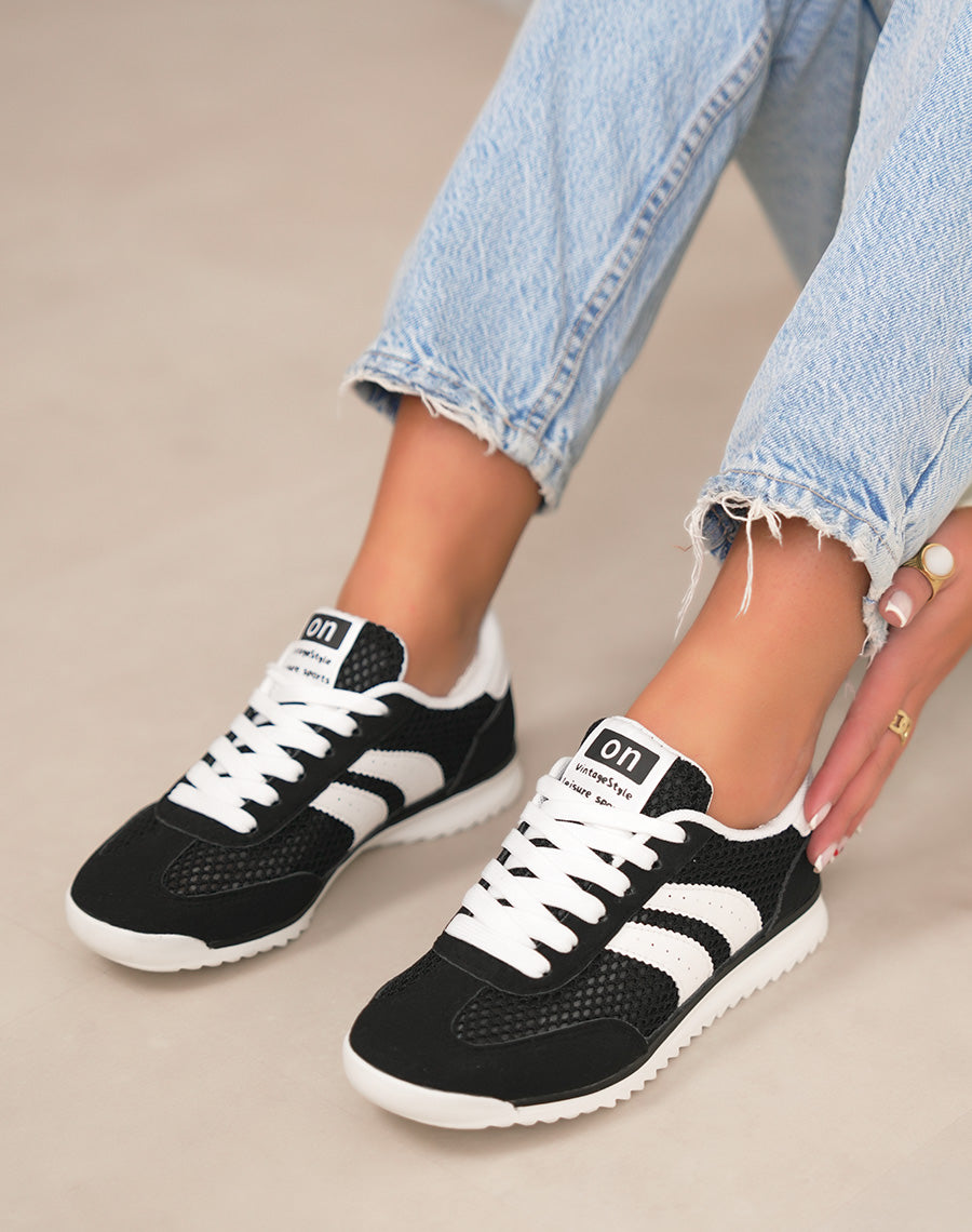 Basket femme noire tendance à empiècements blancs style rétro chic