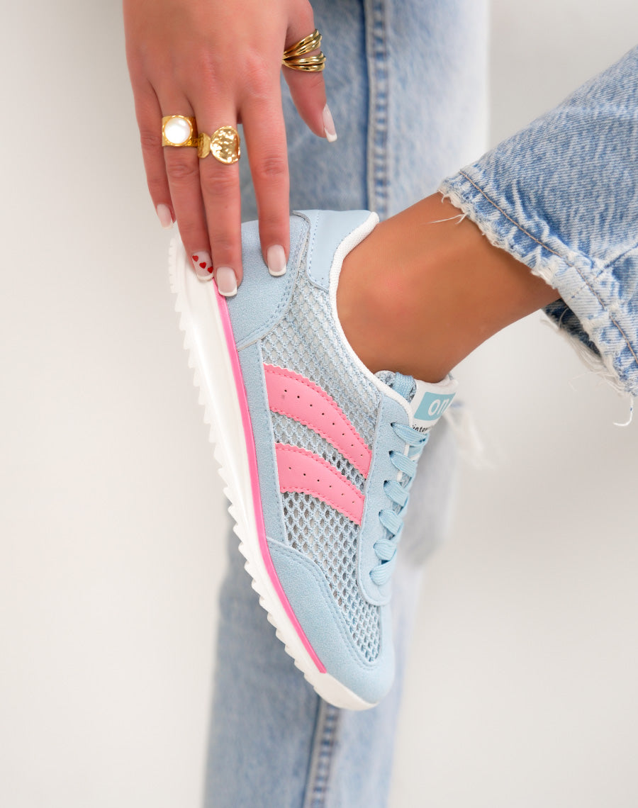 Basket femme bleue tendance à empiècements roses style sport chic