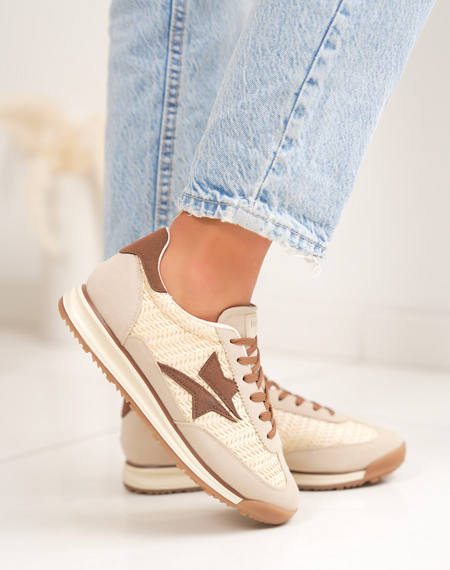 Basket femme beige tendance en osier avec empiècements marron style naturel chic