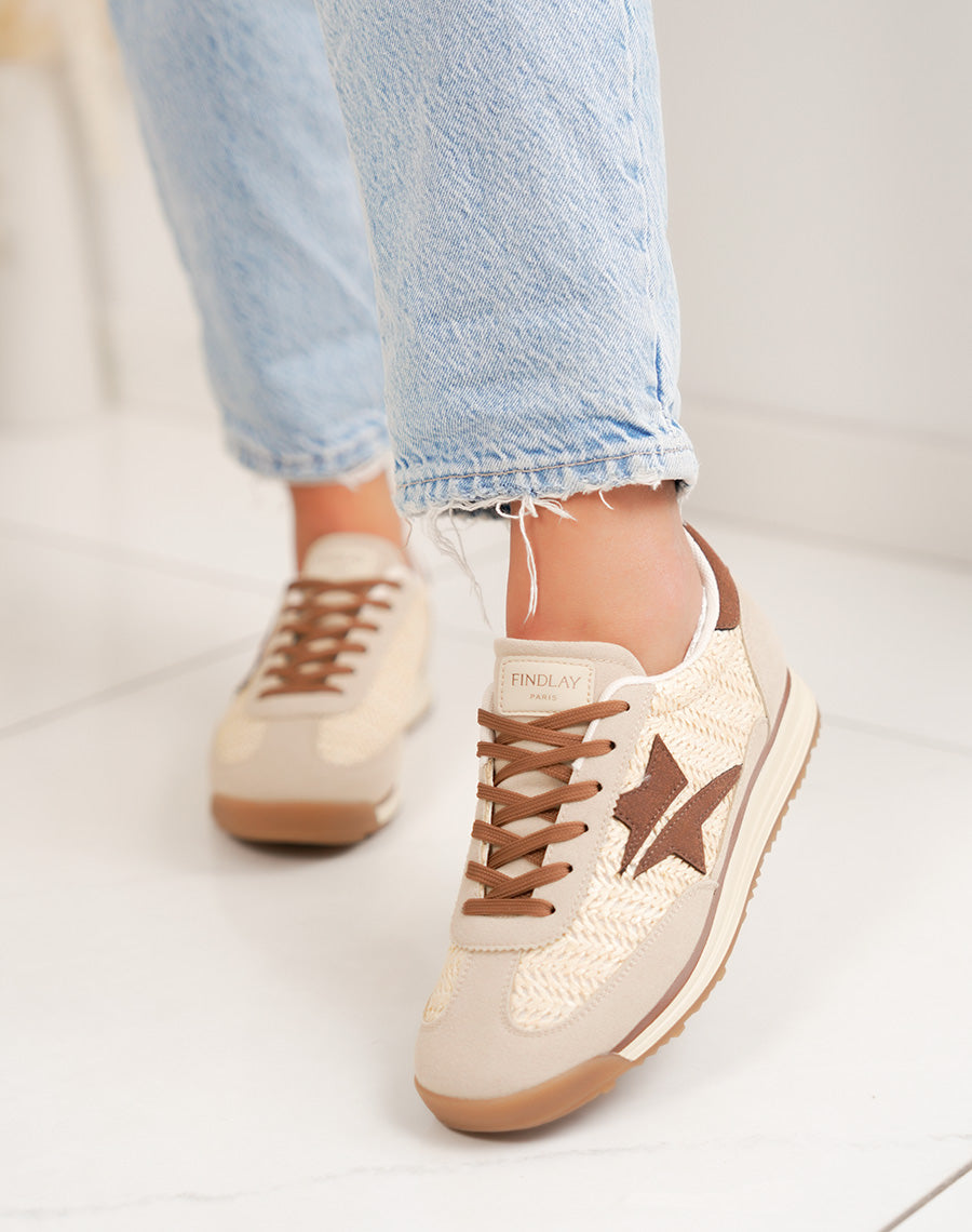 Basket femme beige tendance en osier avec empiècements marron style naturel chic