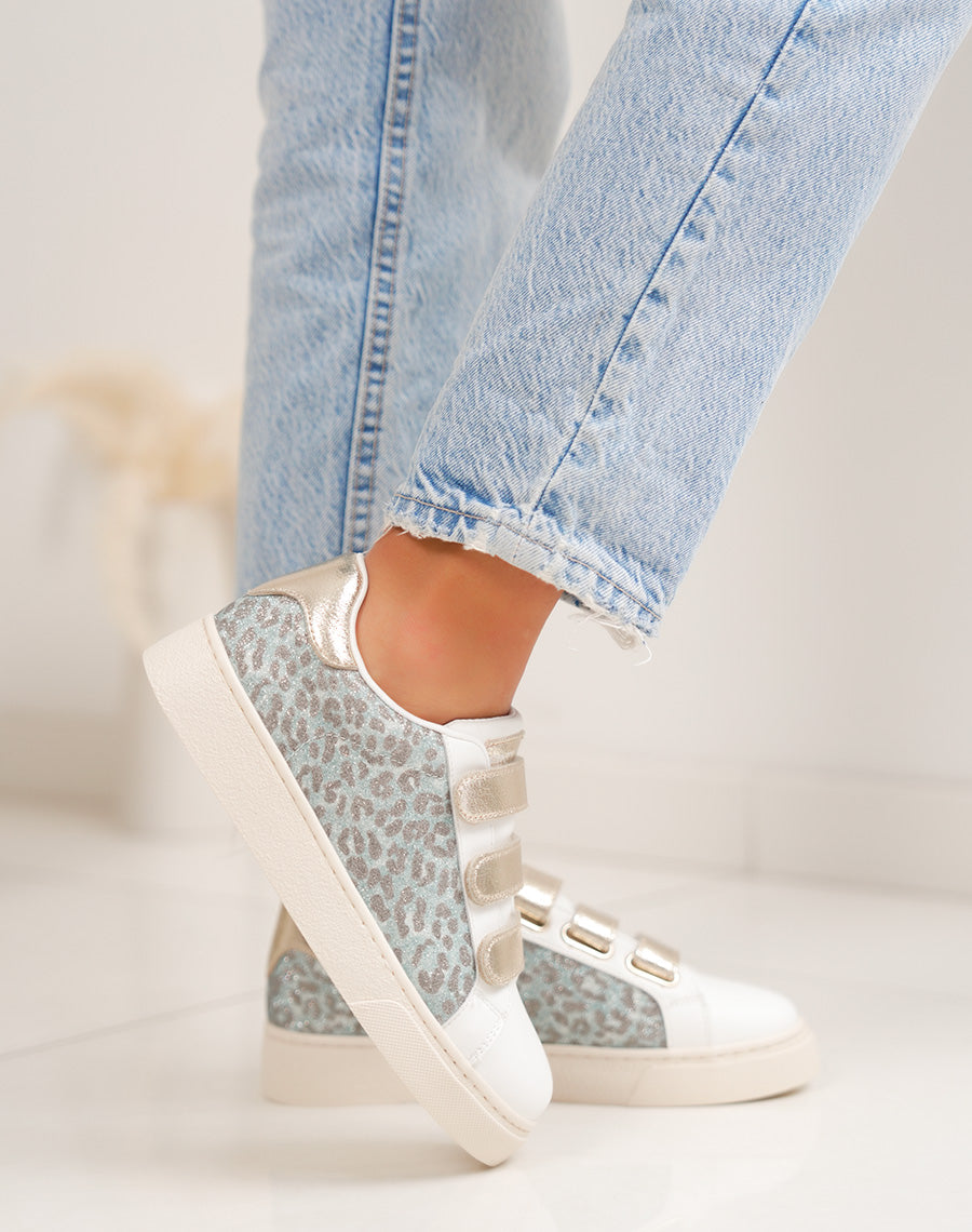 Basket femme blanche tendance à scratch doré et imprimé léopard bleu brillant