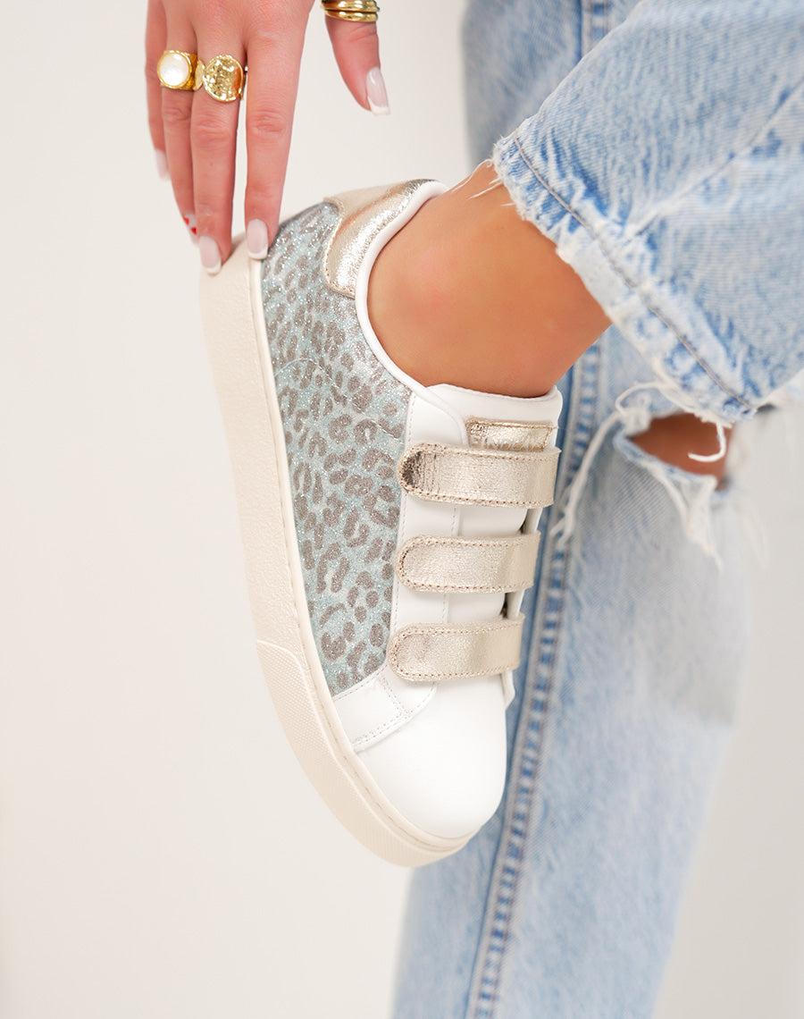Basket femme blanche tendance à scratch doré et imprimé léopard bleu brillant
