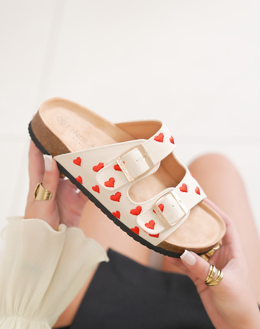 Mule femme beige claire tendance à petits cœurs rouges brodés et double boucle dorée