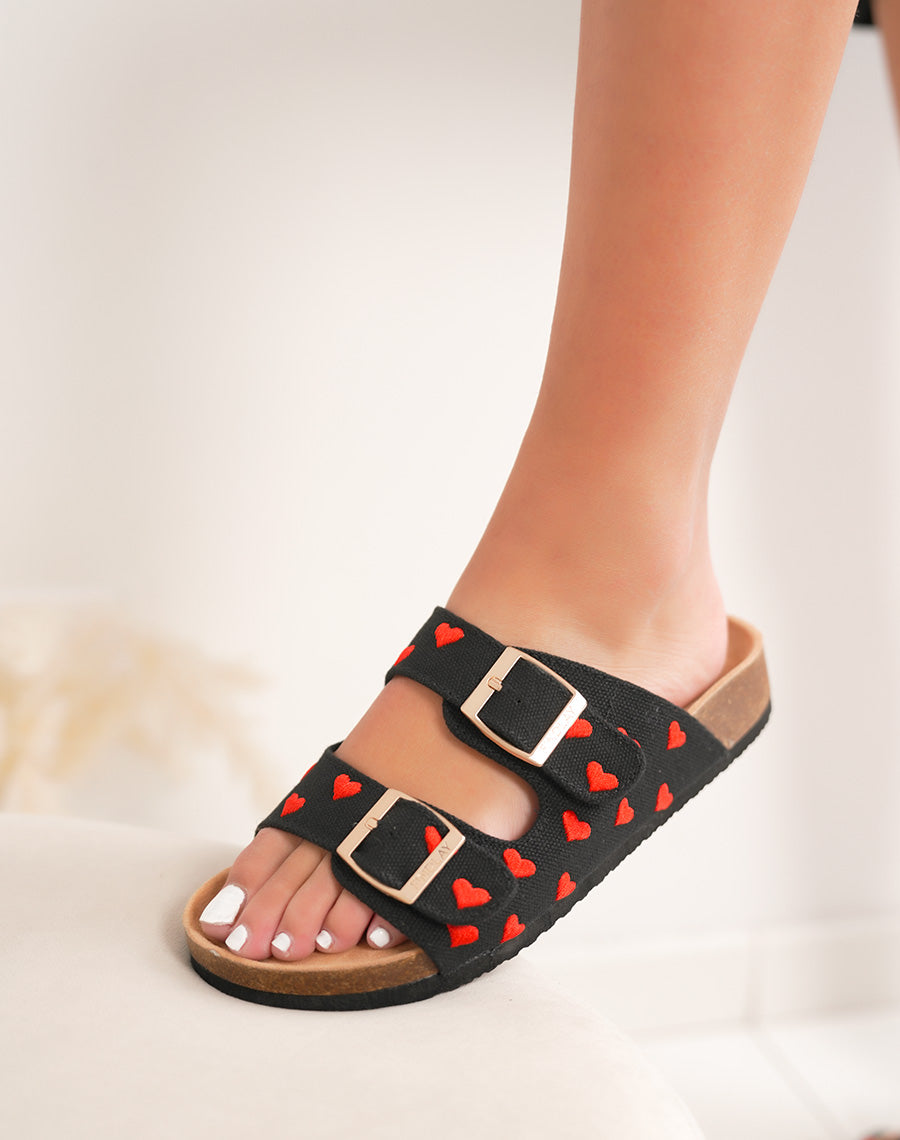 Mule femme noire tendance à petits cœurs rouges et double boucle dorée