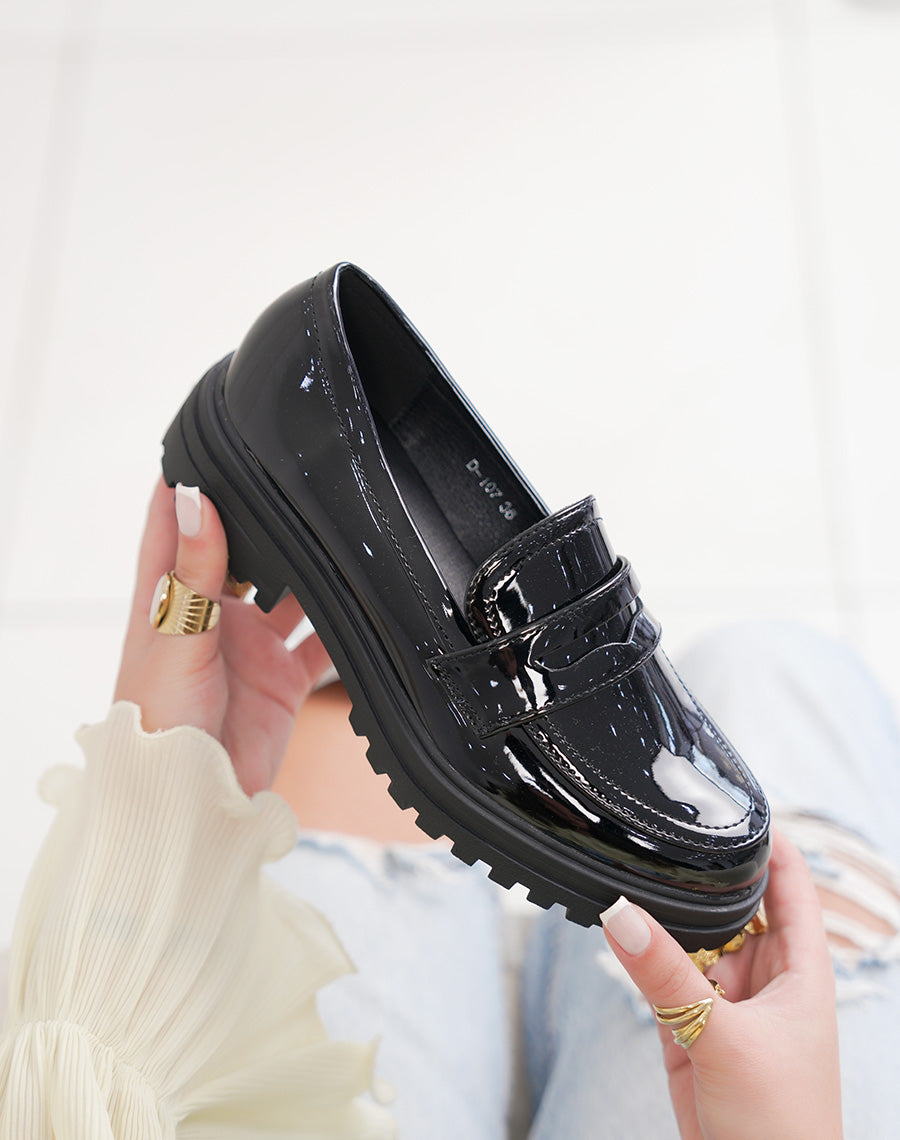 Mocassins femme noirs vernis élégants à semelle crantée épaisse