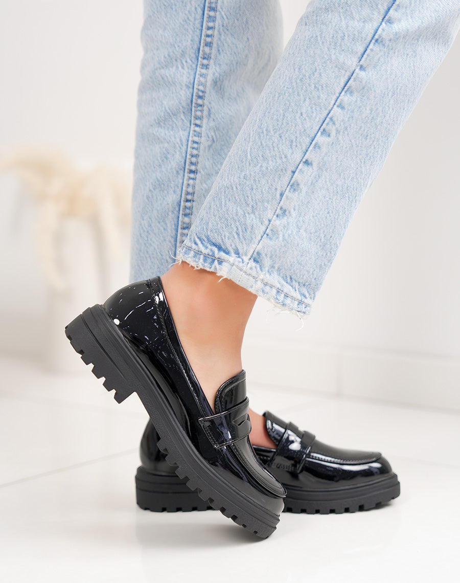 Mocassins femme noirs vernis élégants à semelle crantée épaisse