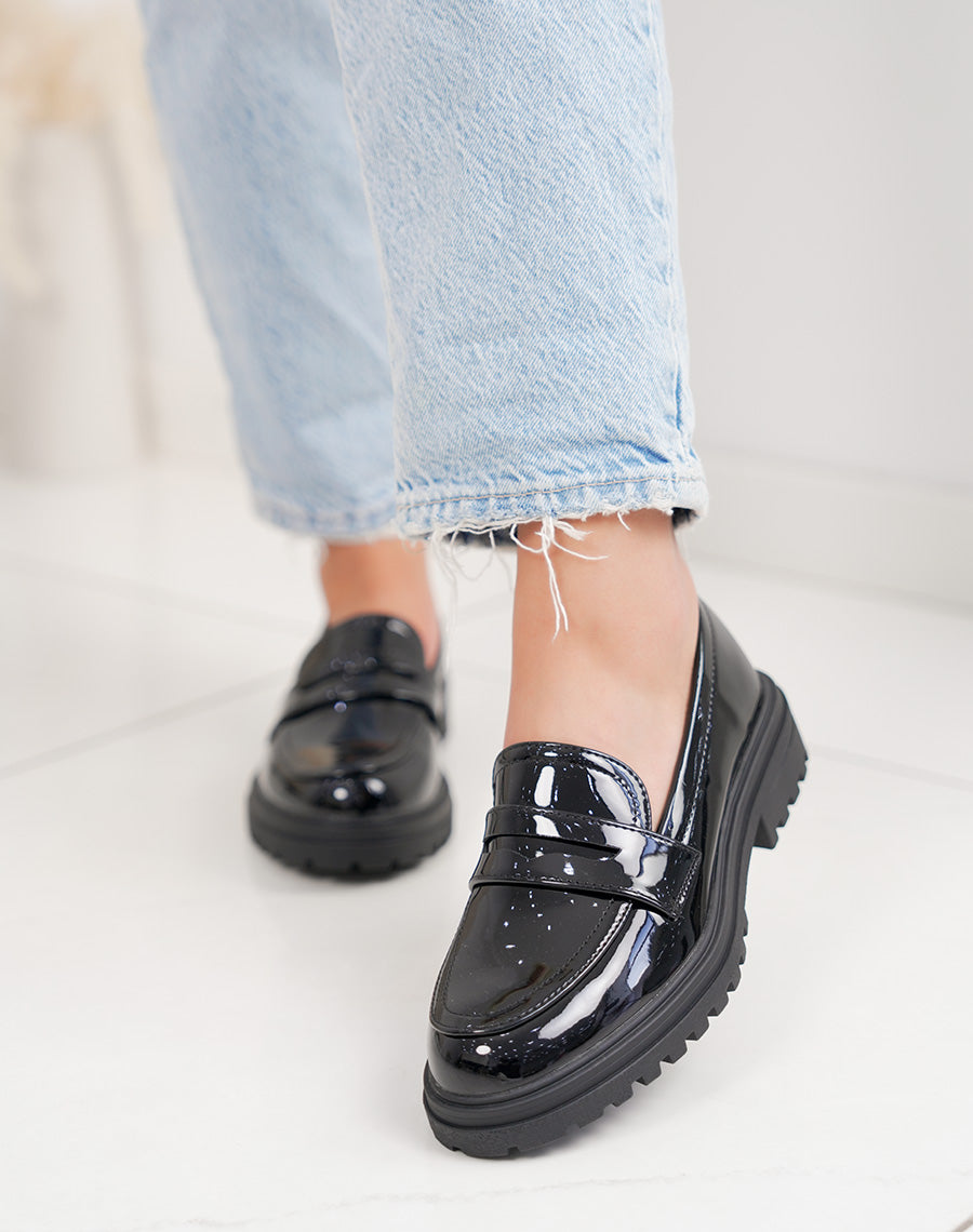 Mocassins femme noirs vernis élégants à semelle crantée épaisse