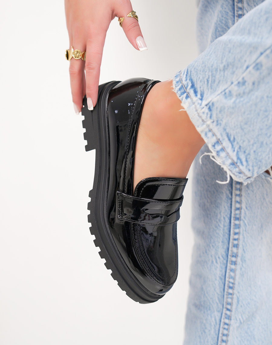 Mocassins femme noirs vernis élégants à semelle crantée épaisse