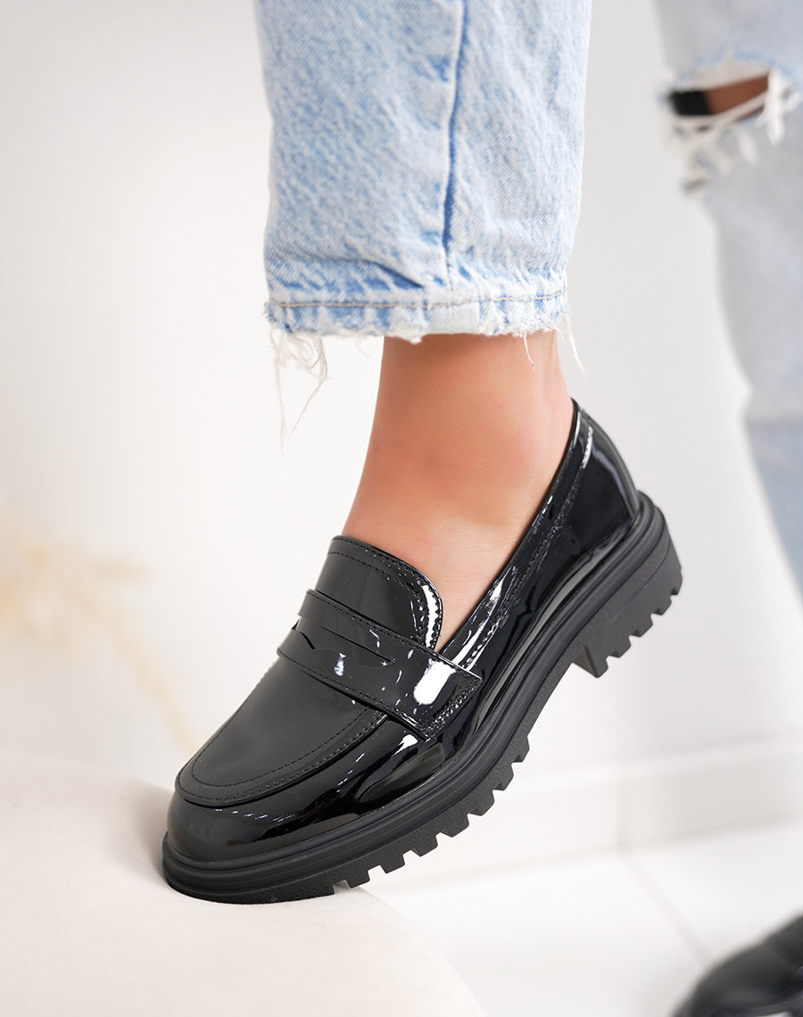 Mocassins femme noirs vernis élégants à semelle crantée épaisse