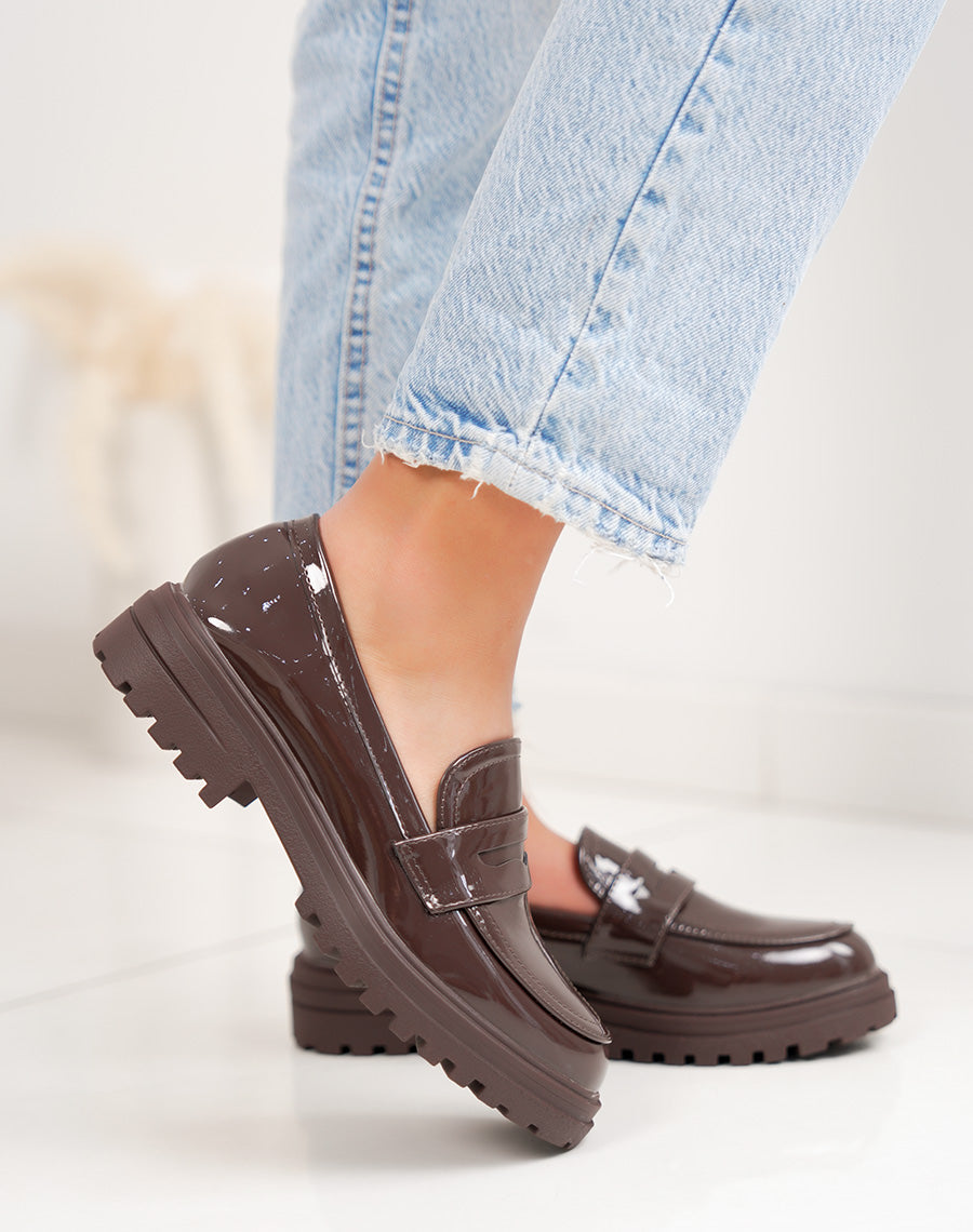 Mocassins femme marron vernis élégants à semelle crantée épaisse